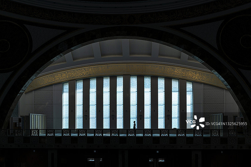 在引人注目的清真寺里做礼拜的男人图片素材