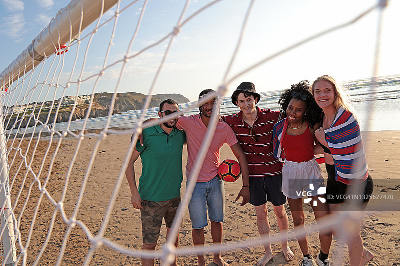 朋友们在开始沙滩排球比赛前放松图片素材