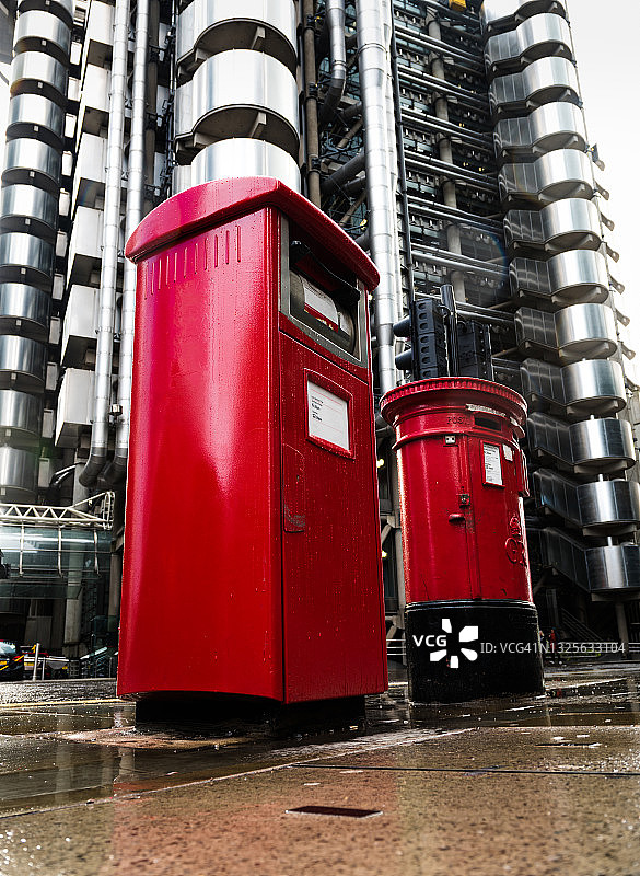 伦敦街头的两个红色英国邮筒图片素材