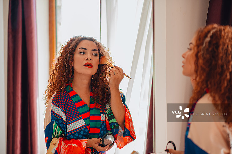 女人在镜子前化妆图片素材