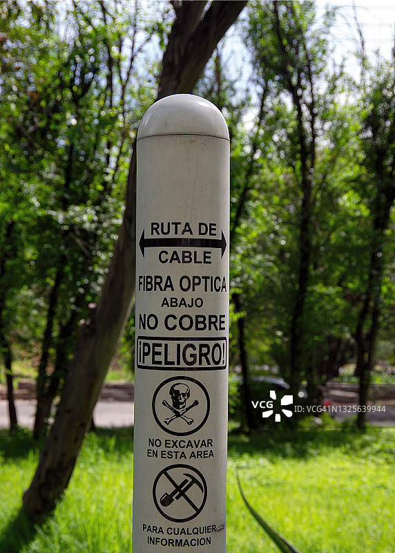 地下光缆警告标志（西班牙语）图片素材