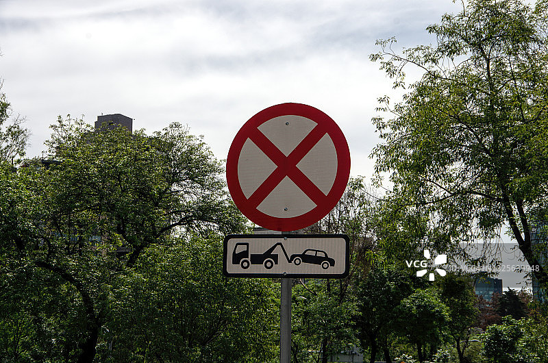 禁止停车，拖车区道路警告标志图片素材