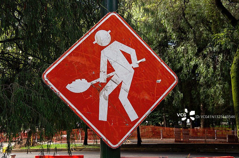 市区道路上的前方施工交通警告标志图片素材