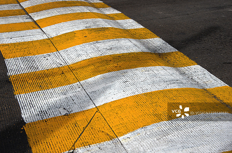 道路减速带上的黄白条纹图片素材