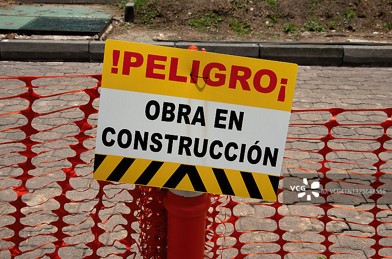人行道上的西班牙语警告标志：危险！施工现场图片素材
