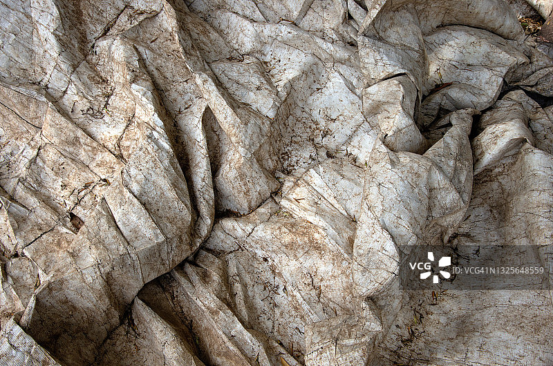 脏污、磨损和褶皱的白色塑料防水布图片素材