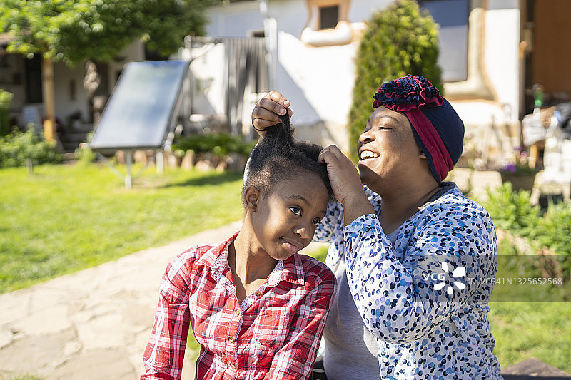 母亲给女儿梳头发图片素材
