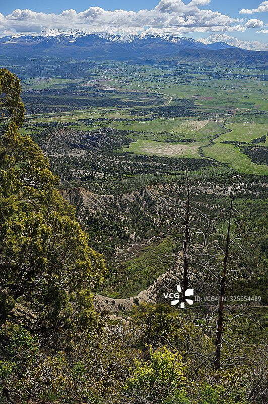 瞭望台小径的山脉景观图片素材