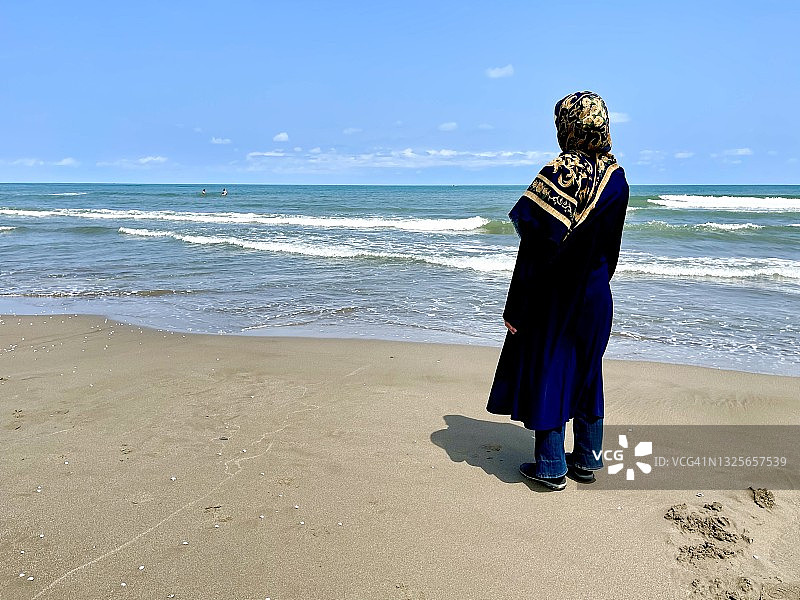 海边的穆斯林妇女图片素材