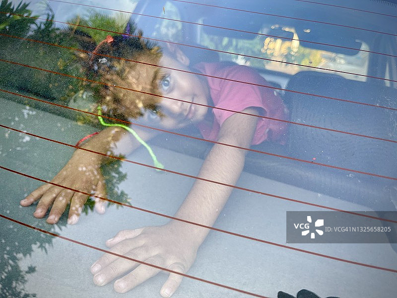 车里的小女孩图片素材