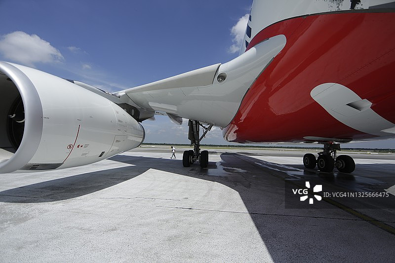 亚洲航空飞机在跑道上图片素材