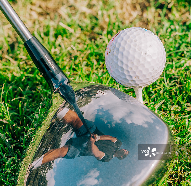 挥杆瞬间，尽显男士风范图片素材