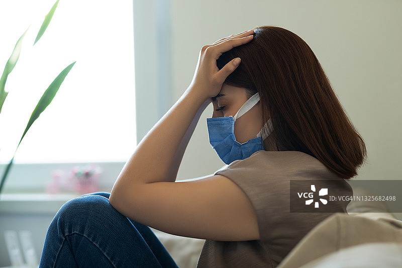 悲伤的女人在家图片素材