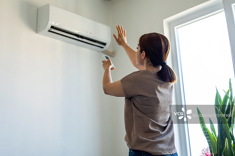 女人打开空调图片素材