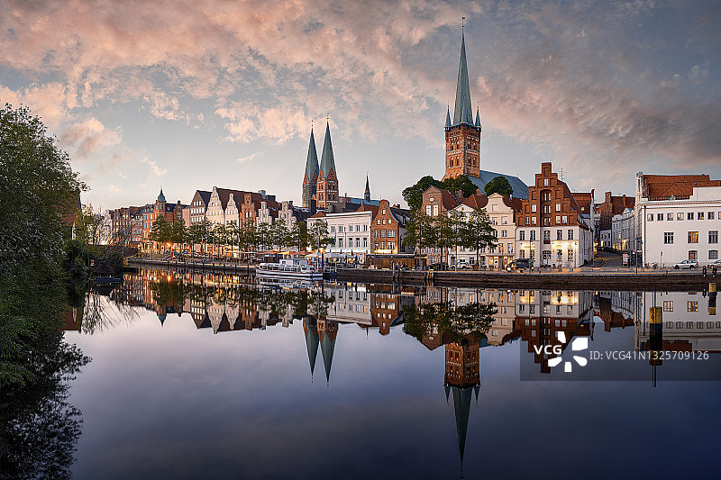 德国石勒苏益格-荷尔斯泰因州吕贝克的老城区和特拉沃河图片素材