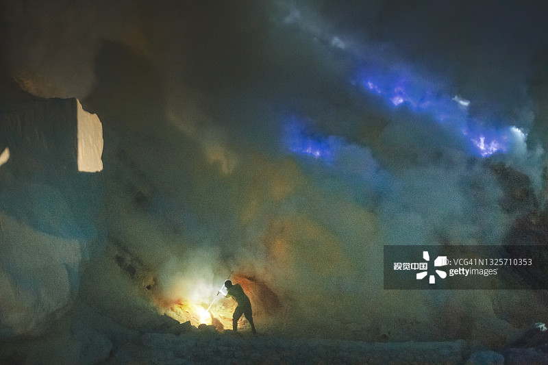 在火山烟雾中努力工作的人。印度尼西亚卡瓦伊真火山的景观图片素材