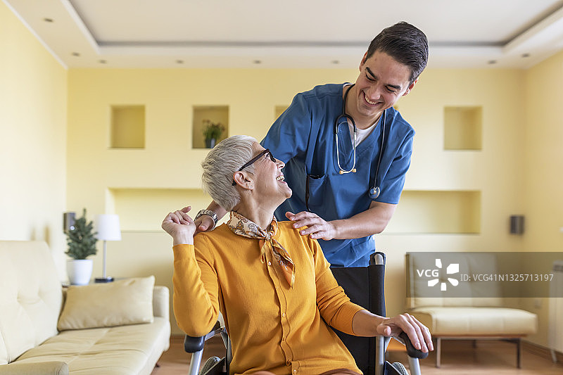 医护人员上门拜访一位有肢体障碍的老年妇女图片素材