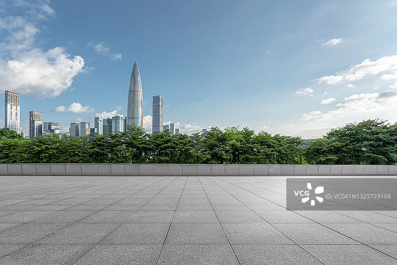 大理石广场和城市天际线图片素材