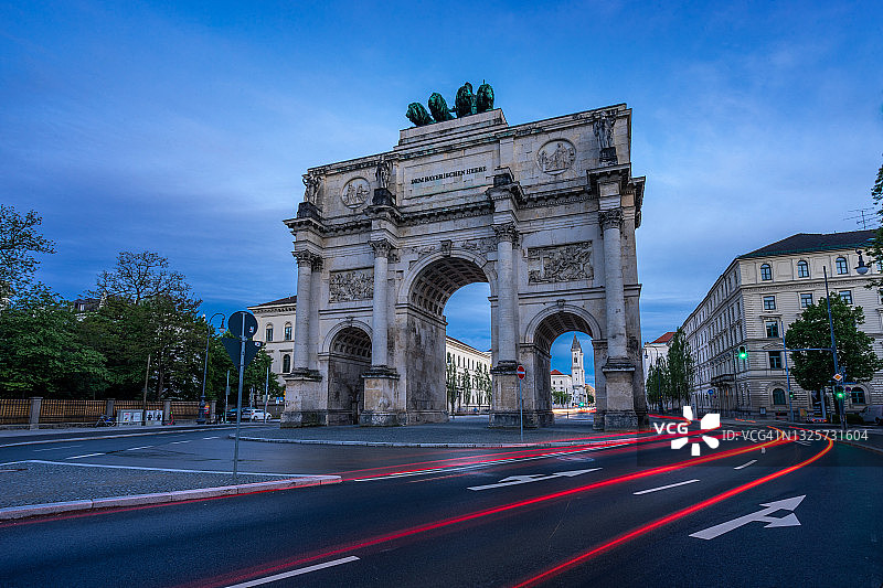 慕尼黑巴伐利亚凯旋门蓝色时刻图片素材