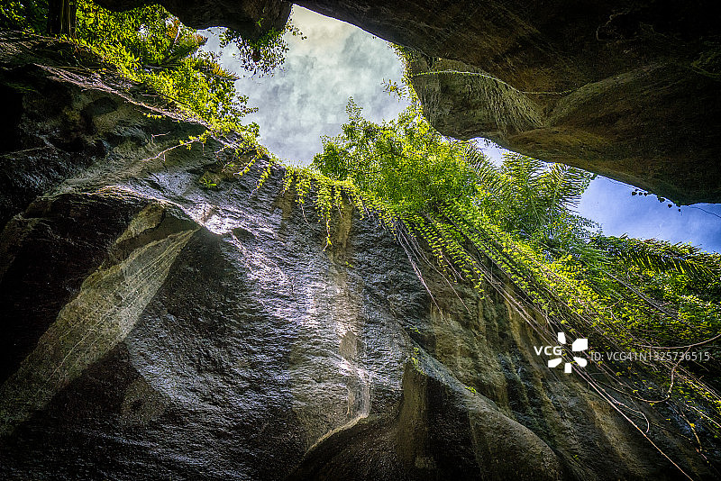 贝吉瓜望峡谷的隐秘之美：水潭、瀑布和雕刻岩石图片素材