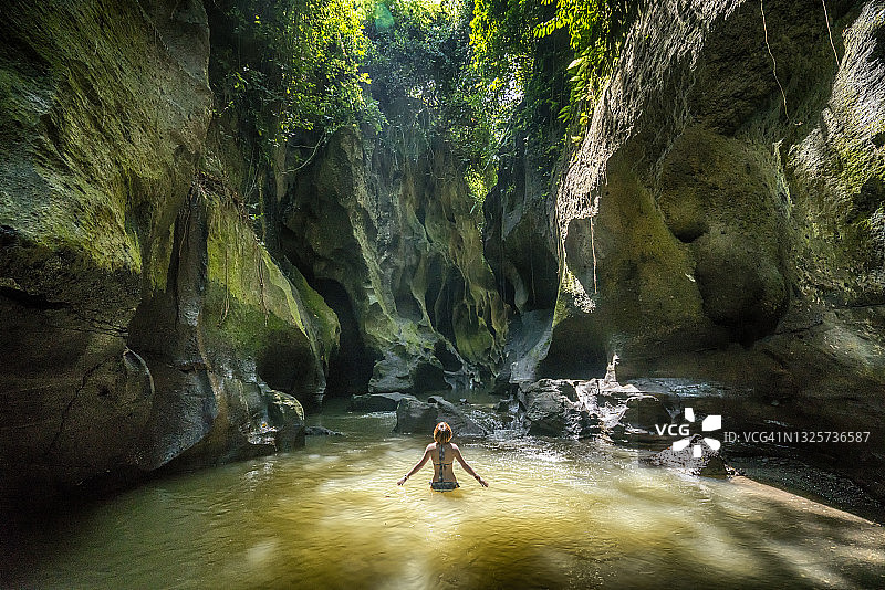 贝吉瓜望峡谷的隐秘之美：水潭、瀑布和雕刻岩石图片素材