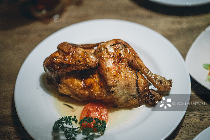 白盘上的烤全鸡图片素材