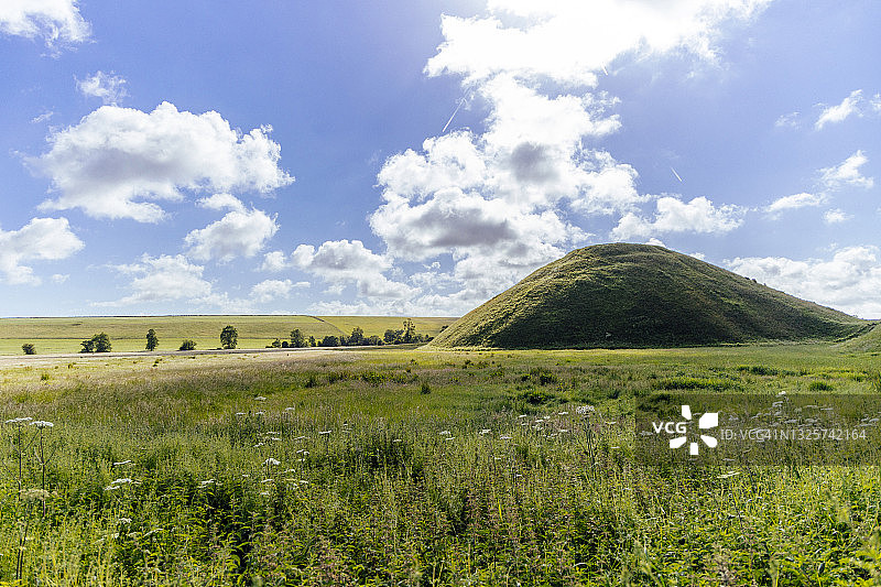 英国埃夫伯里西尔布里山景观图片素材