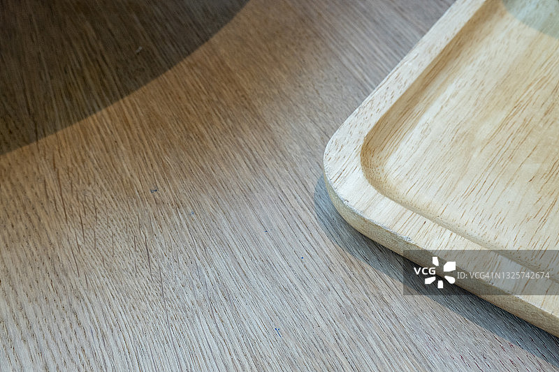 桌上木盘一角图片素材