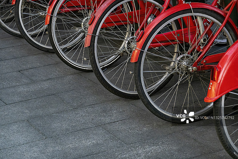 一排红色自行车图片素材