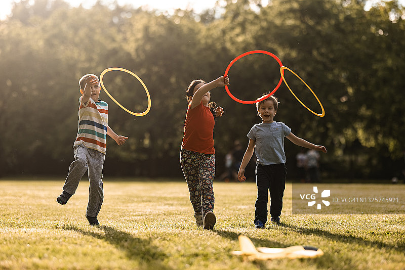 孩子们在公园里玩呼啦圈图片素材