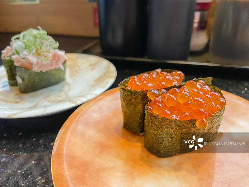 三文鱼籽军舰寿司图片素材