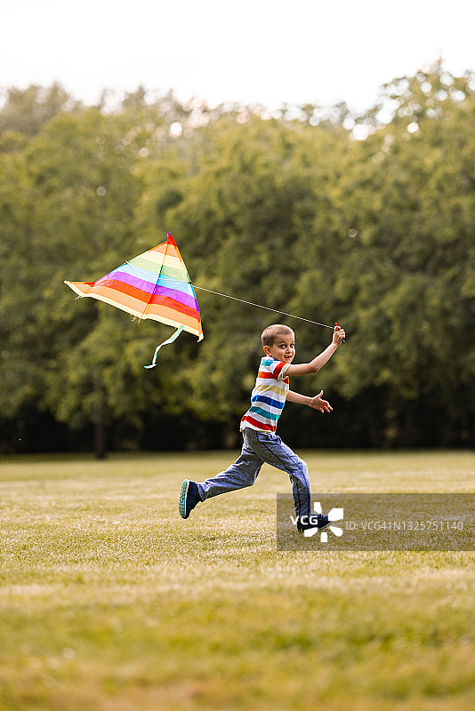小男孩在公园里放风筝图片素材