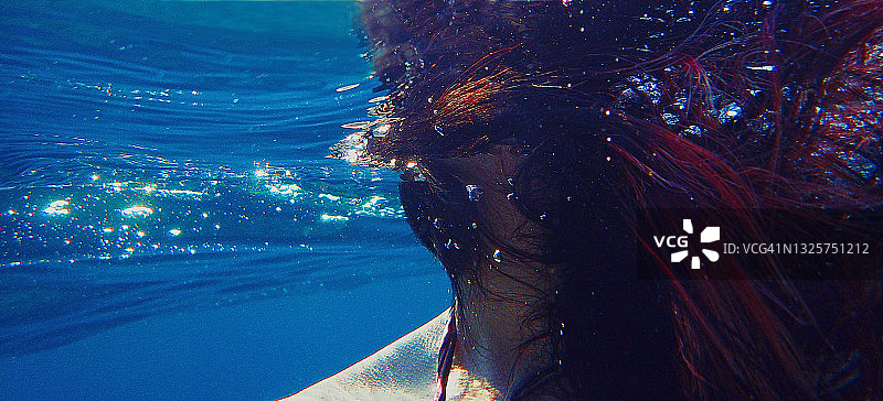 水下潜行的女性图片素材