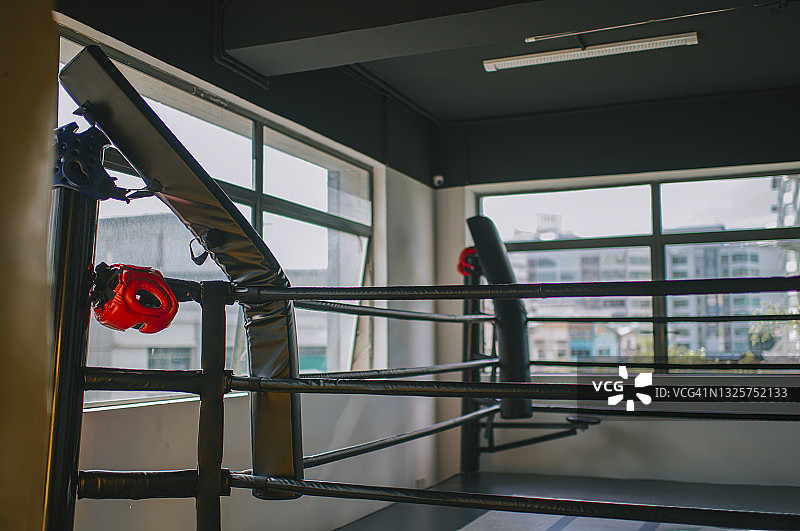 泰拳拳击头部保护器运动护具挂在拳击台上图片素材