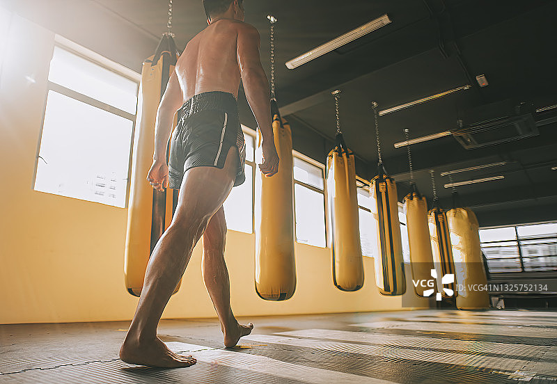 在健身房走向拳击台的亚洲男人图片素材
