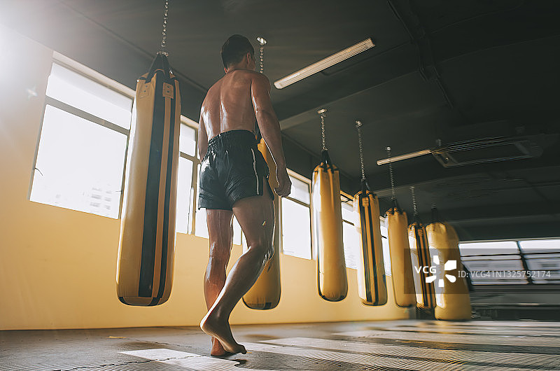 在健身房走向拳击台的亚洲男人图片素材