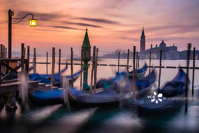 日出时分的威尼斯贡多拉图片素材