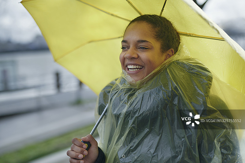 城市中撑伞的年轻女子图片素材