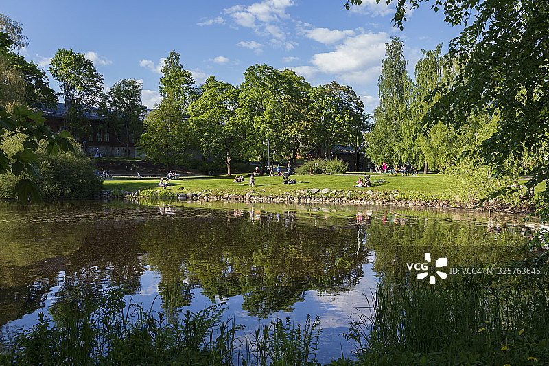 芬兰坦佩雷湖边公园夏日休闲人群图片素材