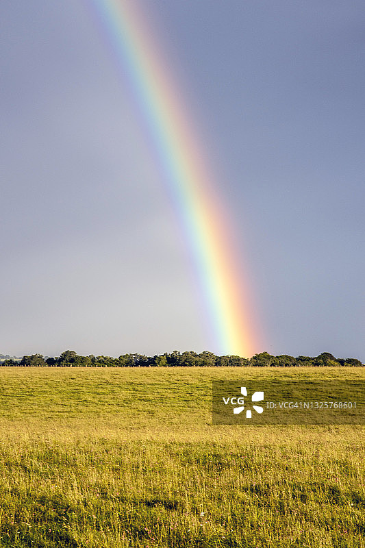英国威尔特郡索尔兹伯里平原上空的彩虹图片素材