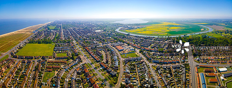 阳光明媚的夏日，英国东海岸度假小镇大雅茅斯航拍景观图片素材