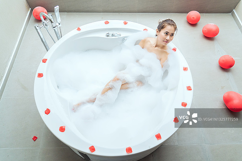 女人在热水浴缸里泡澡图片素材