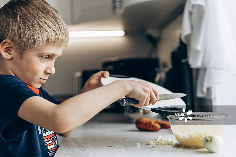 男孩在家自己做饭图片素材