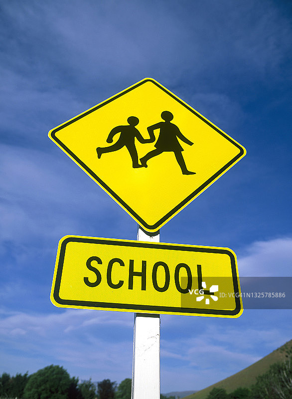 学校附近儿童注意安全标志图片素材