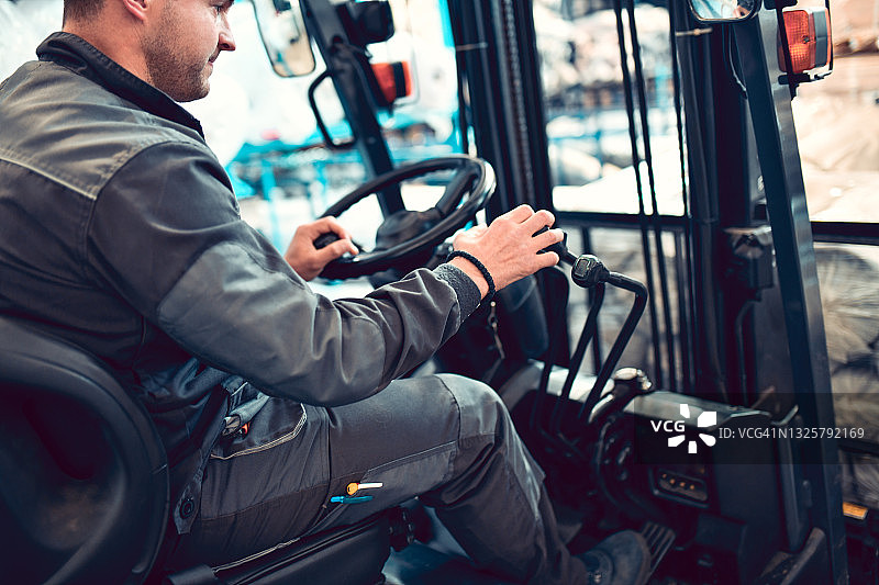 专注于工作的现代纺织厂叉车司机图片素材