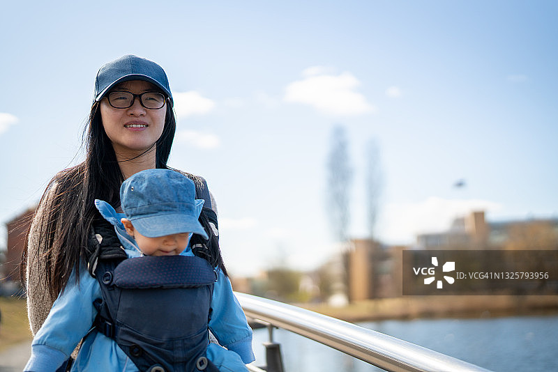 母女享受自然之美图片素材