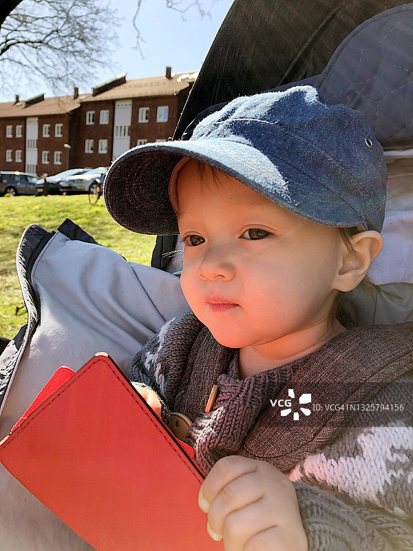 可爱的女婴在户外玩耍图片素材