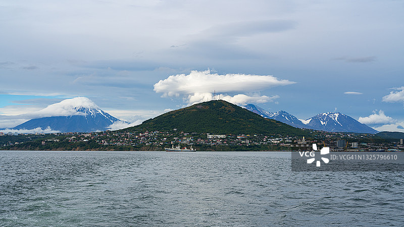 从海边观彼得罗巴甫洛夫斯克市全景（堪察加半岛）图片素材