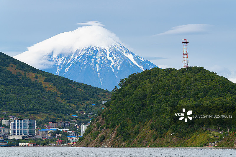 堪察加彼得罗巴甫洛夫斯克市秋景，可远眺科里亚克火山锥图片素材