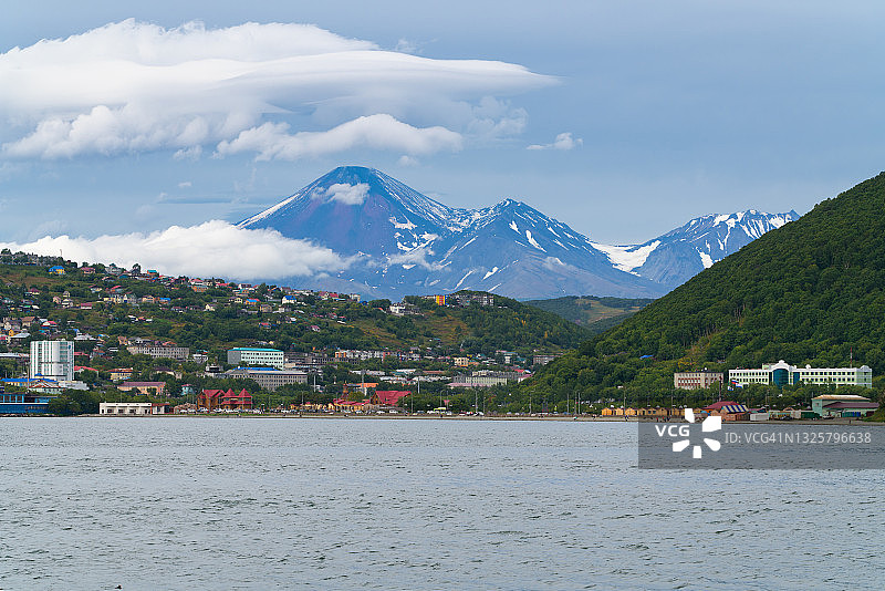 从太平洋沿岸的彼得罗巴甫洛夫斯克-堪察加茨基市远眺，阿瓦查火山锥耸立于堪察加半岛首府之上图片素材